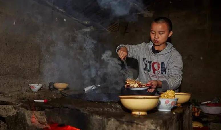 苦命娃冯莫林边读书边打工,靠自强不息撑起一个家_孩子_母亲_家庭