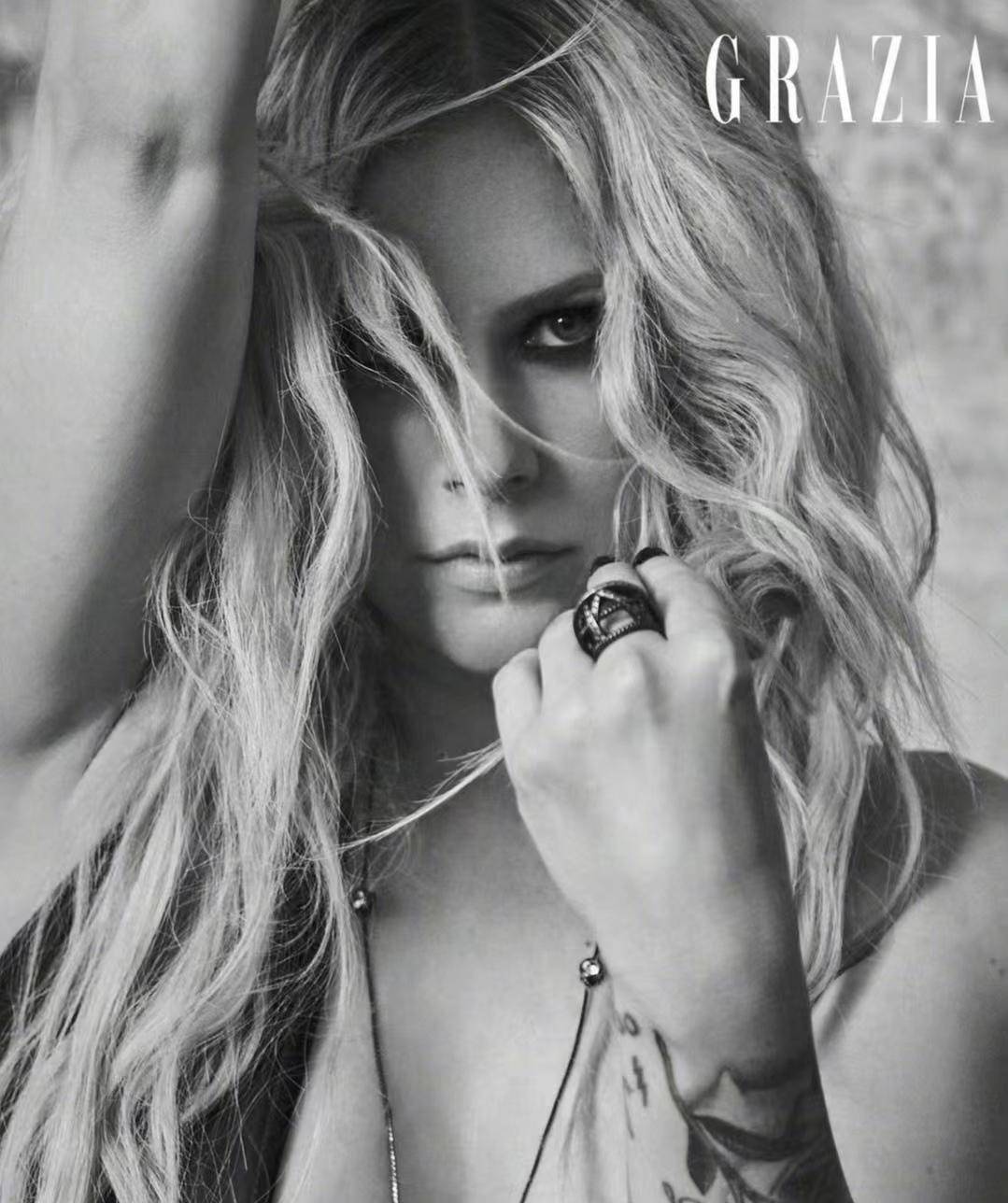 娇小玲珑的身姿,精致的五官犹如雕刻般完美,摇滚精灵艾薇儿_音乐_生活