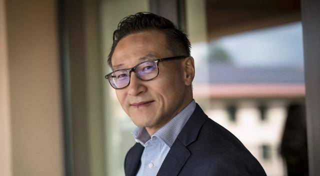 深圳地产大亨,儿子结婚给村民每人发五百红包,公司千亿却不上市