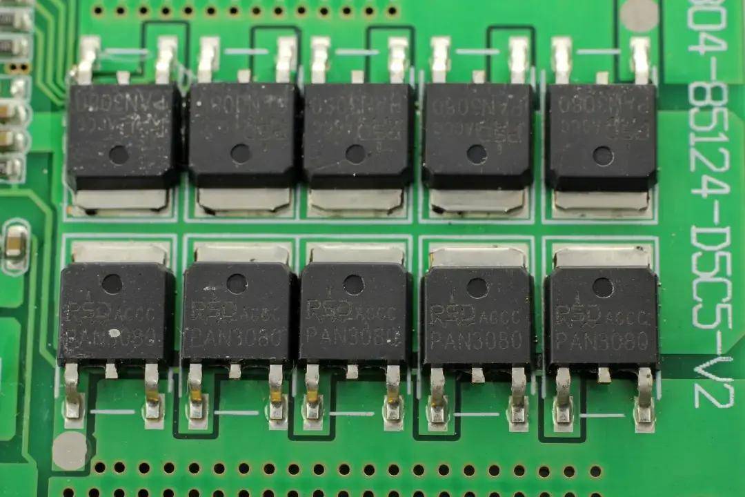 内置12节沃泰通磷酸铁锂电芯,羽博72000mah便携式储能电源拆解