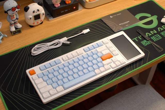 桌面新宠，搭载4.95英寸LCD彩屏的黑爵AKP815键盘，操作快人一等