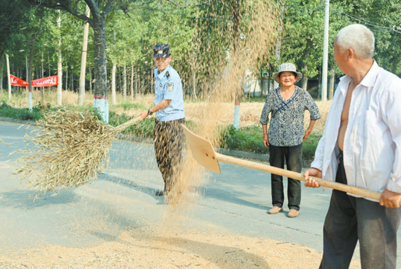 新乡县警方绘就金黄麦浪风警图