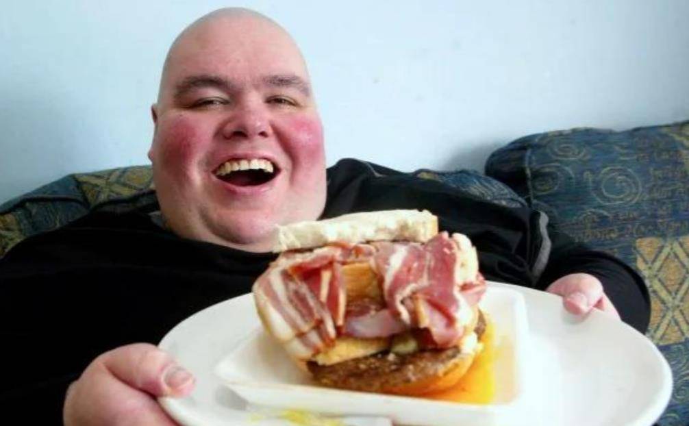 英国第一胖男,6年没离家,每天吃250碗饭热量,体重曾超800斤