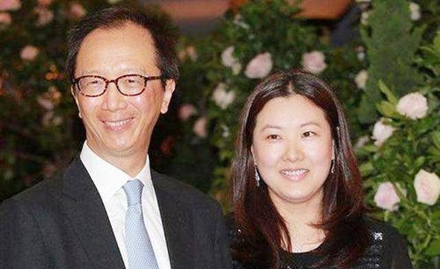 香港"财神爷"娶小26岁伏明霞,婚后不改风流,与妻子闺蜜传绯闻