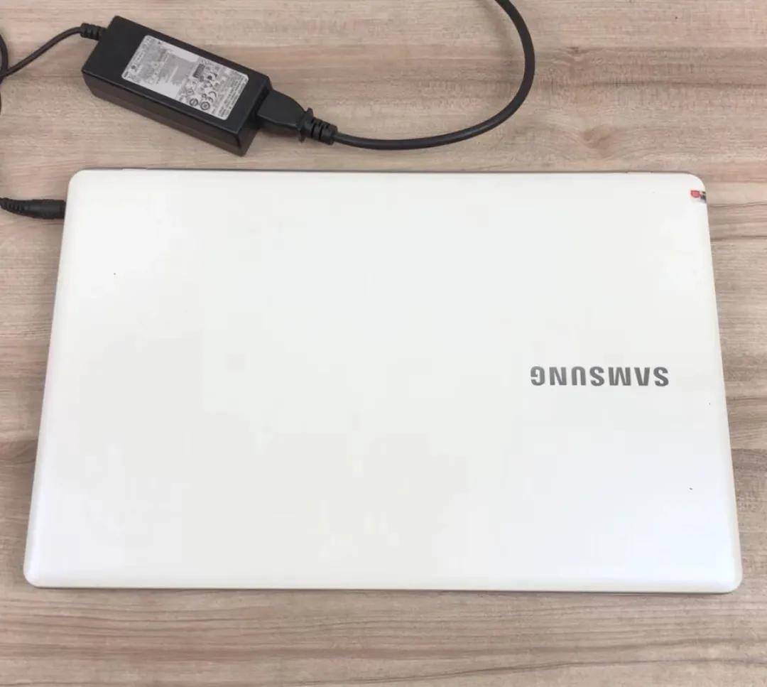 今天写的是三星500r4k,它拥有14英寸和15.5英寸屏幕版本.