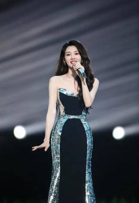 苗苗放假回家看娃,录乘风3个月练出马甲线,女儿模样清秀像郑恺