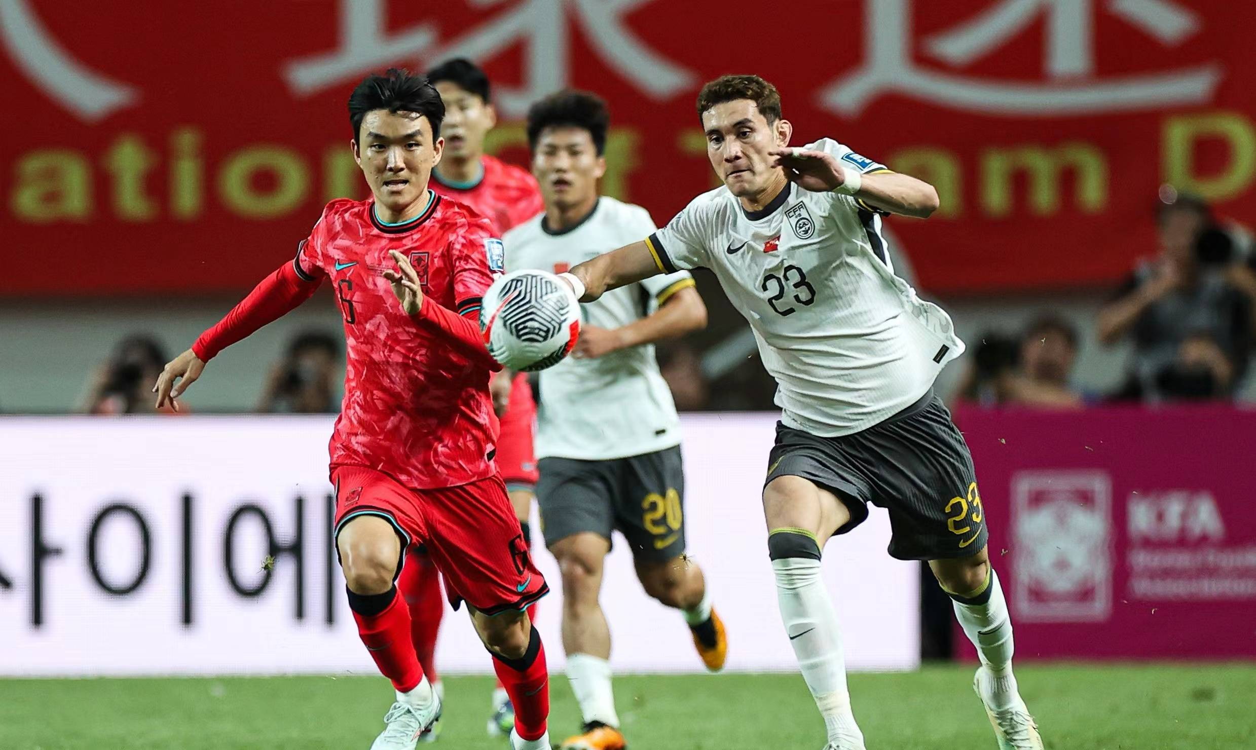 李刚仁破门，韩国1:0小胜国足，国足想要晋级还要指望新加坡