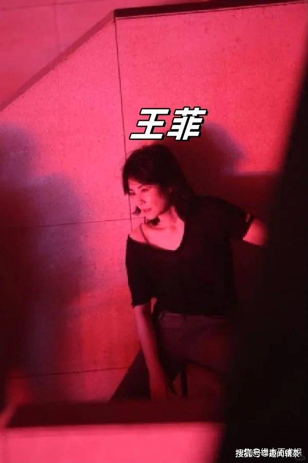 王菲母女惊艳现身演唱会,54岁天后风采依旧,李嫣时尚抢镜