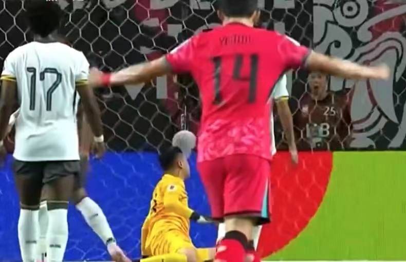 李刚仁破门，韩国1:0小胜国足，国足想要晋级还要指望新加坡