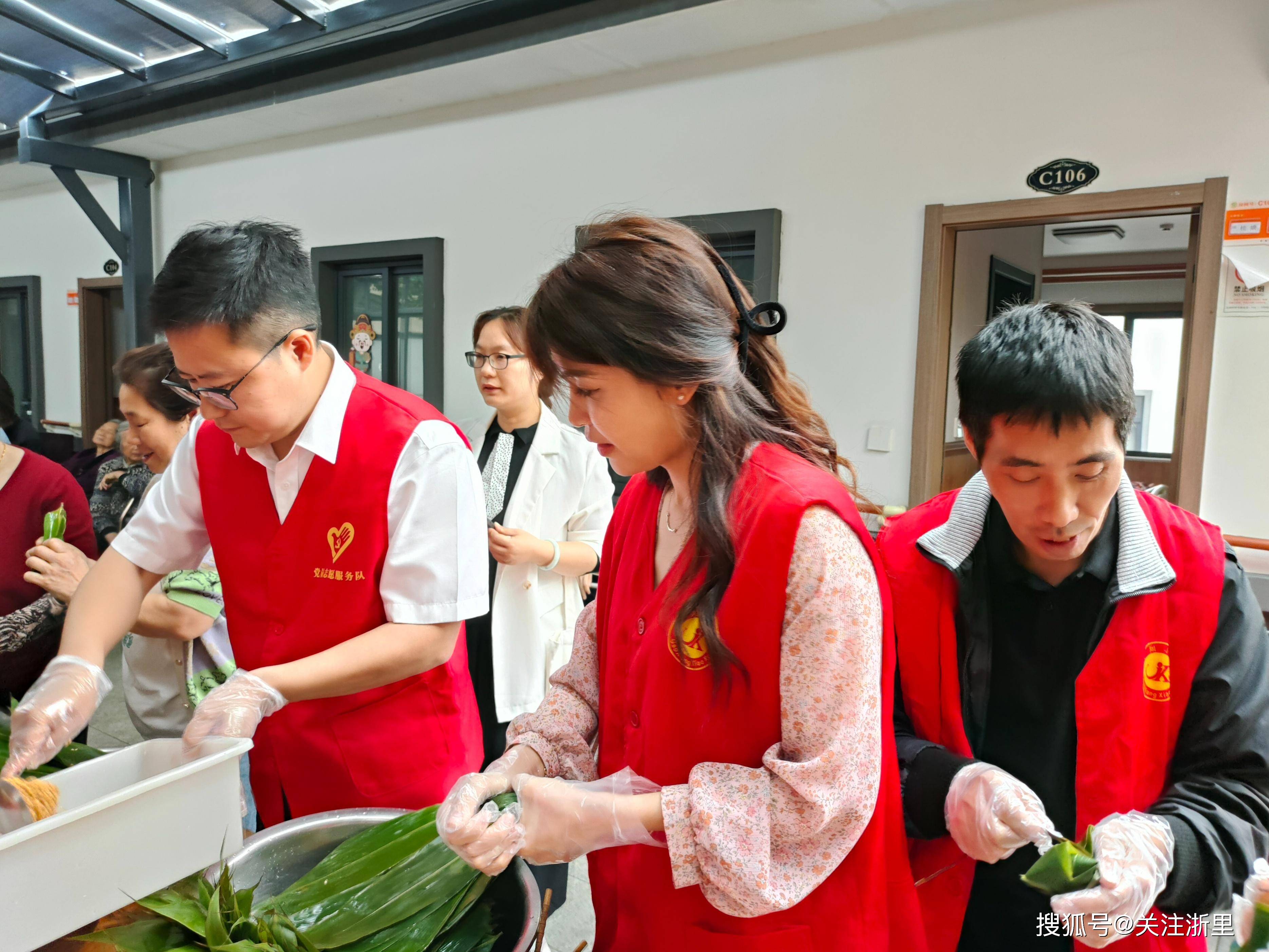 学生在敬老院的照片图片