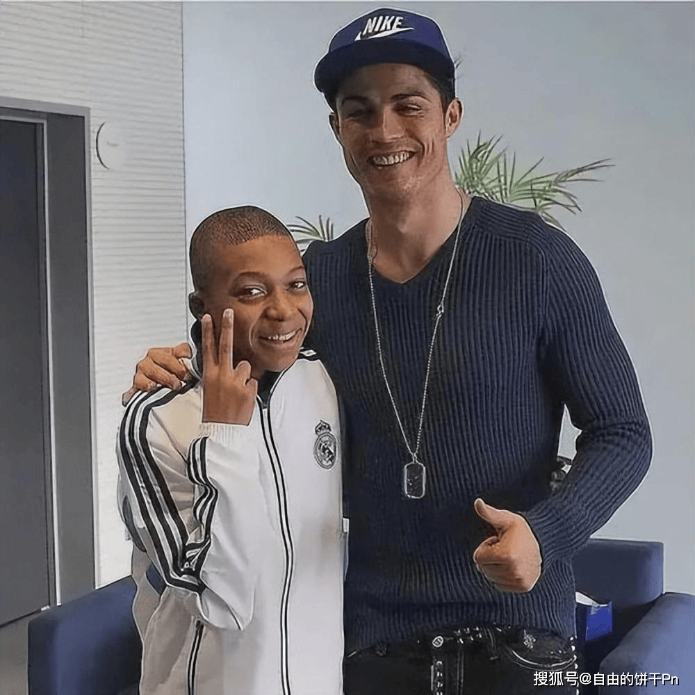 其中一张便是与c罗的合影