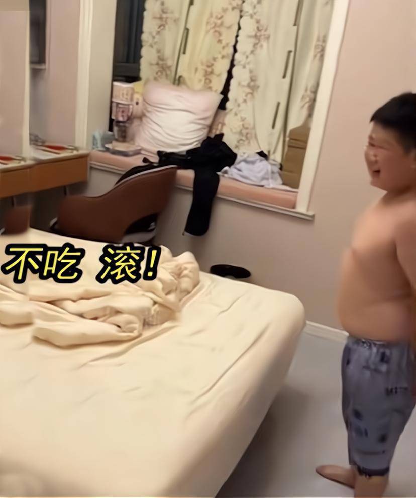 男孩送桃子给姐姐没敲门被骂滚,乖乖出门照做,再次敲门意外笑喷