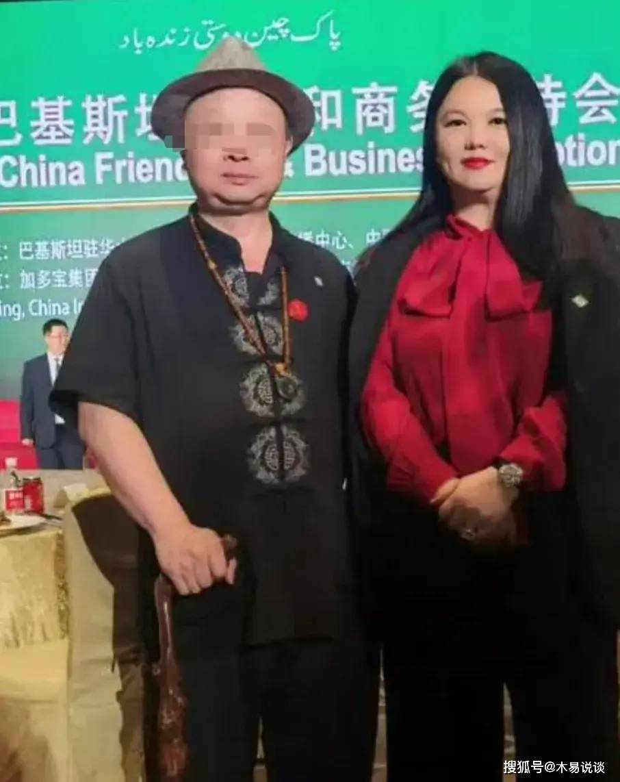 现场认识李湘的人很多,毕竟她可是一位大名人,很多人来找李湘合影,她