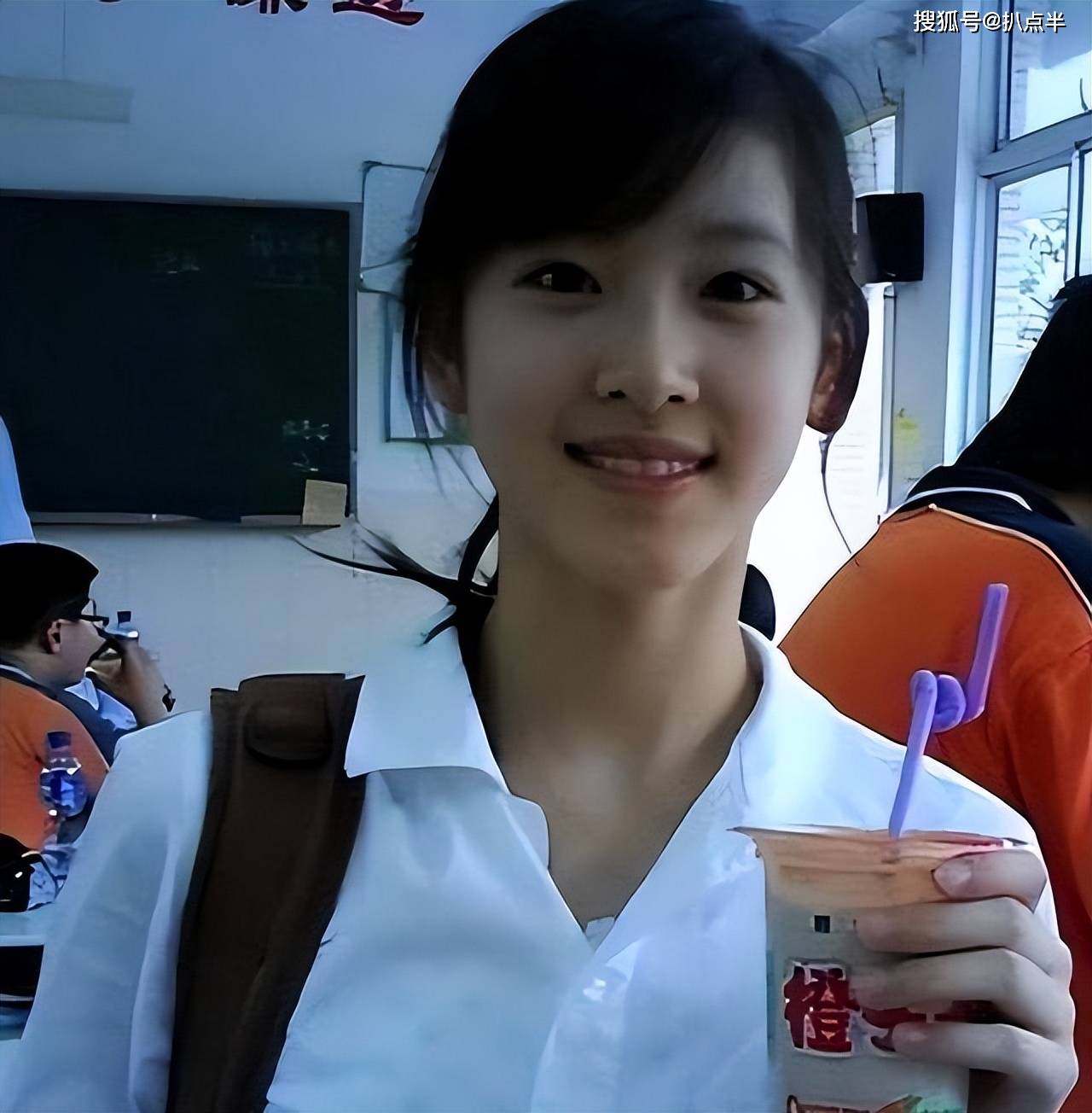 黄一鸣再次喊话王思聪,被嘲段位低?嫁入豪门的女星,多半是"养成系"