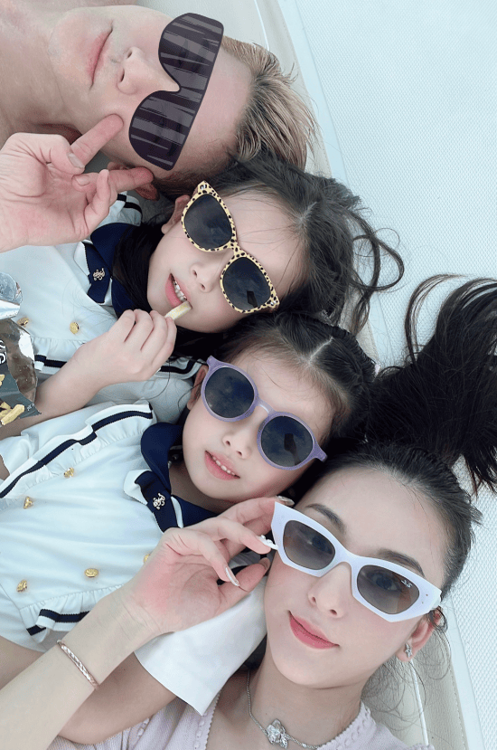 郭富城一家豪华游轮度假，高颜值全家福曝光，幸福气息扑面而来-郭富城夫妇现身杭州机场视频