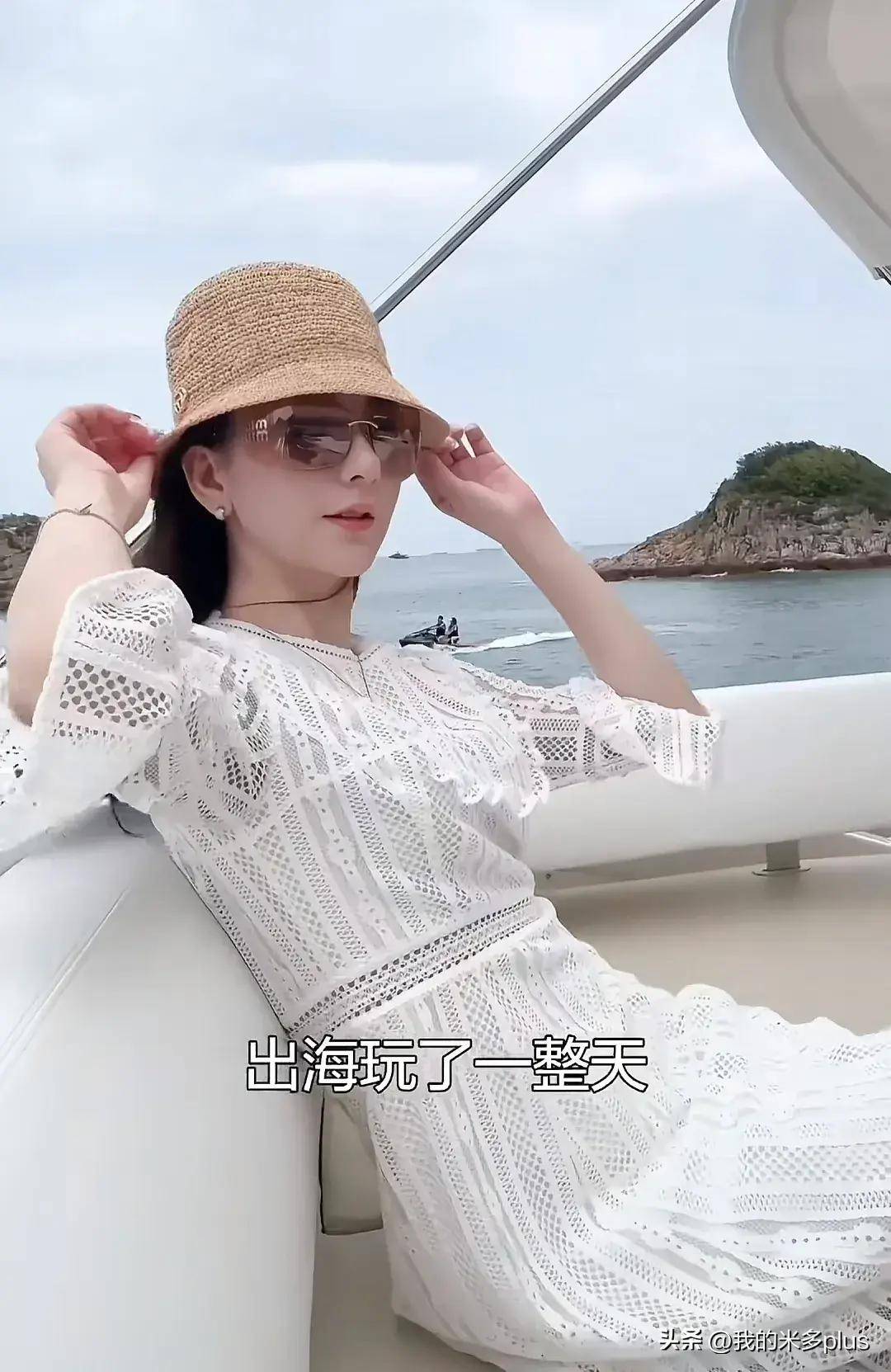 方媛郭富城带娃出游,俩女儿露脸皮肤白净颜值高,从小就有明星相