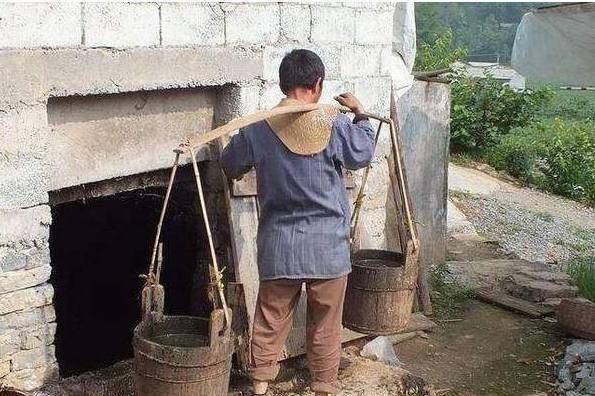 农民掏粪捡到一金质印章,上缴国家后,拿奖励的钱办了一场婚礼