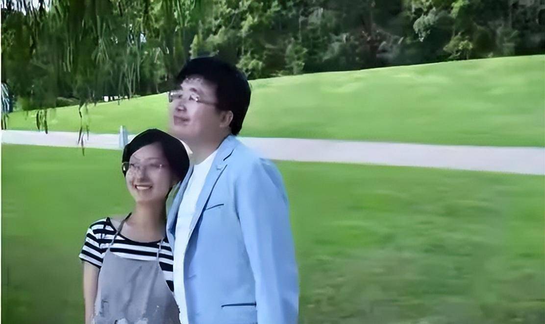 但是我们不妨想一想韩诗俊的处境,他曾经为了给张丽君治疗,买了一套