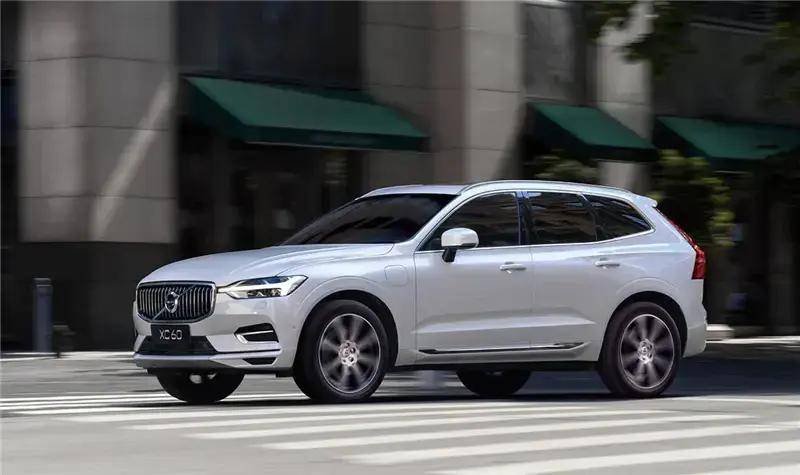 外观方面,前脸配备的家族直瀑式进气格栅,搭配沃尔沃的logo和雷神之锤