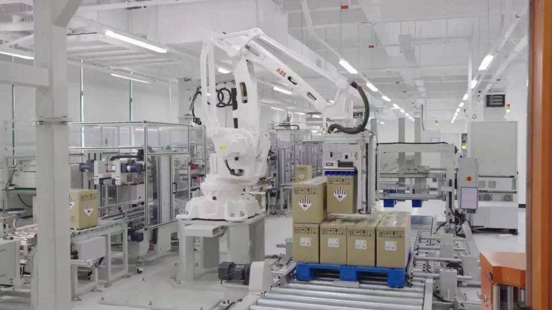 在华宝新能的生产车间,mes,wms和qms等自动化生产系统的集成应用,不仅