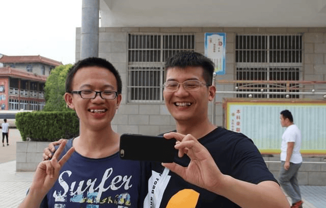 他是安徽高考状元,参加高考时流鼻血,最终选择清华姚班