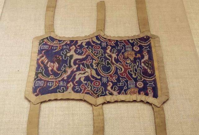 该织锦呈圆角长叫,长18.5厘米,宽12.