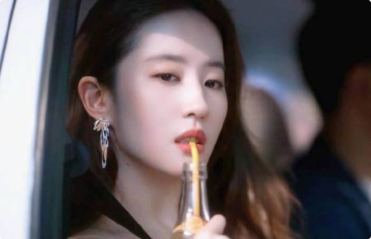 刘亦菲不叫美！看了“黄亦玫”原型的美照，才知道什么叫天生尤物-黄艺馨身高
