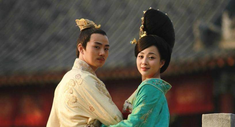 李世民与武则天圆房之夜时,为什么房梁却突然坠落?