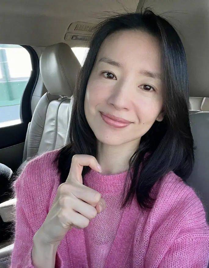 43岁董洁直播竟现惊人之举!反穿瑜伽裤,身材变化让全场屏住呼吸.