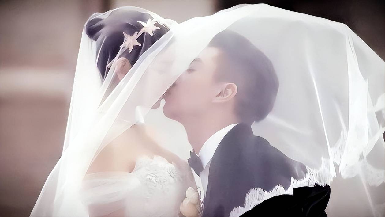 曾经清纯可人,私底下却被称为"女海王",与陈晓结婚后被爆黑料