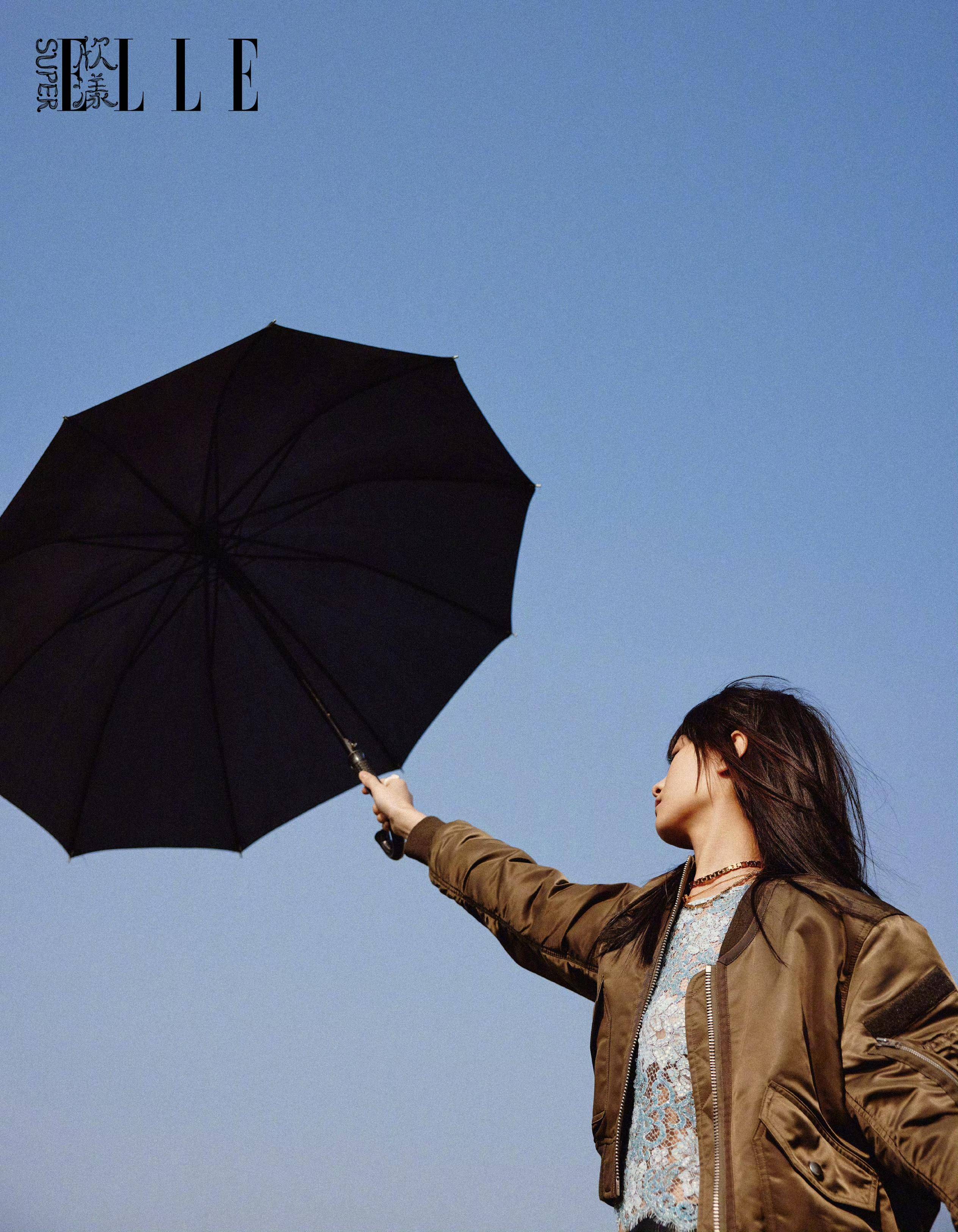 倪妮雨中撑伞图片