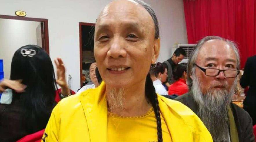 男子自称多尔衮十世孙,留长辫穿黄袍,拒娶汉女,还欲索要故宫