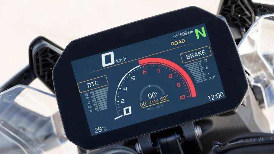 5英寸tft互联仪表上,除了必要的行车数据之外,还有胎压监测,4种驾驶