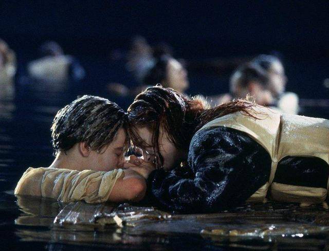 《泰坦尼克号》火爆全球,露丝被救后,后半生是怎么过的?