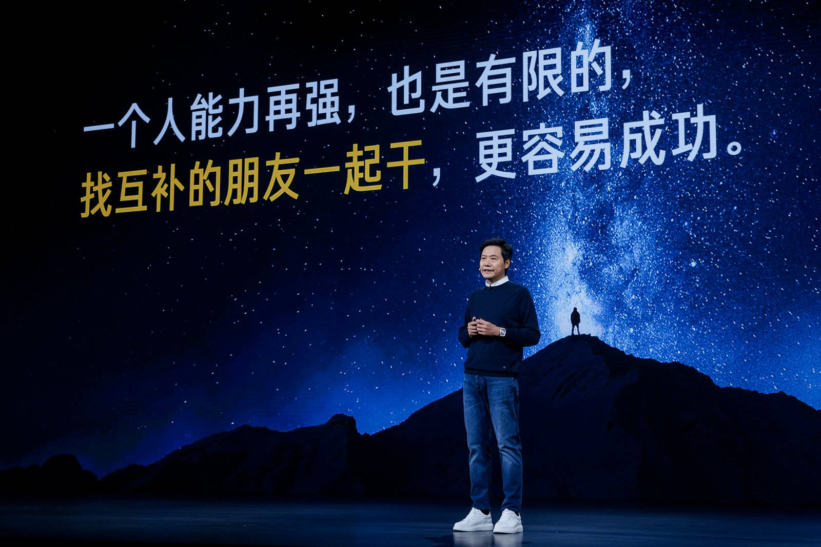 雷军上班开小米su7自带早餐!网友:和千亿富翁吃的一样豆浆 油条