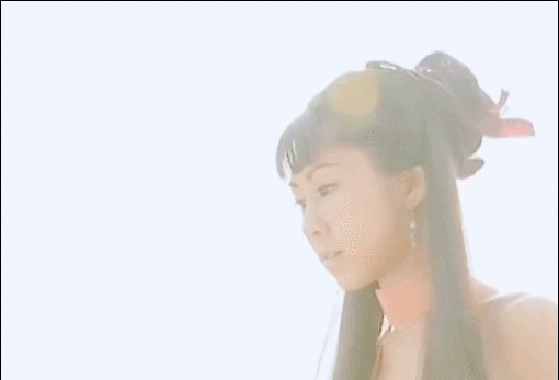 以前只顾着看美女了,没有发现当时的造型这么前卫!