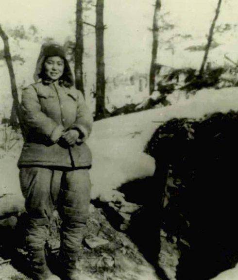 并不是女卫生员而是一名英语翻译_美军_志愿军_炮火