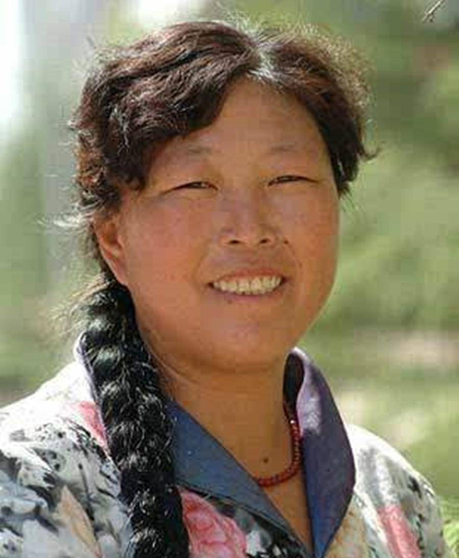 殷玉珍:85年嫁到沙漠住地窖,大哭七天不愿认命,15年后享誉世界