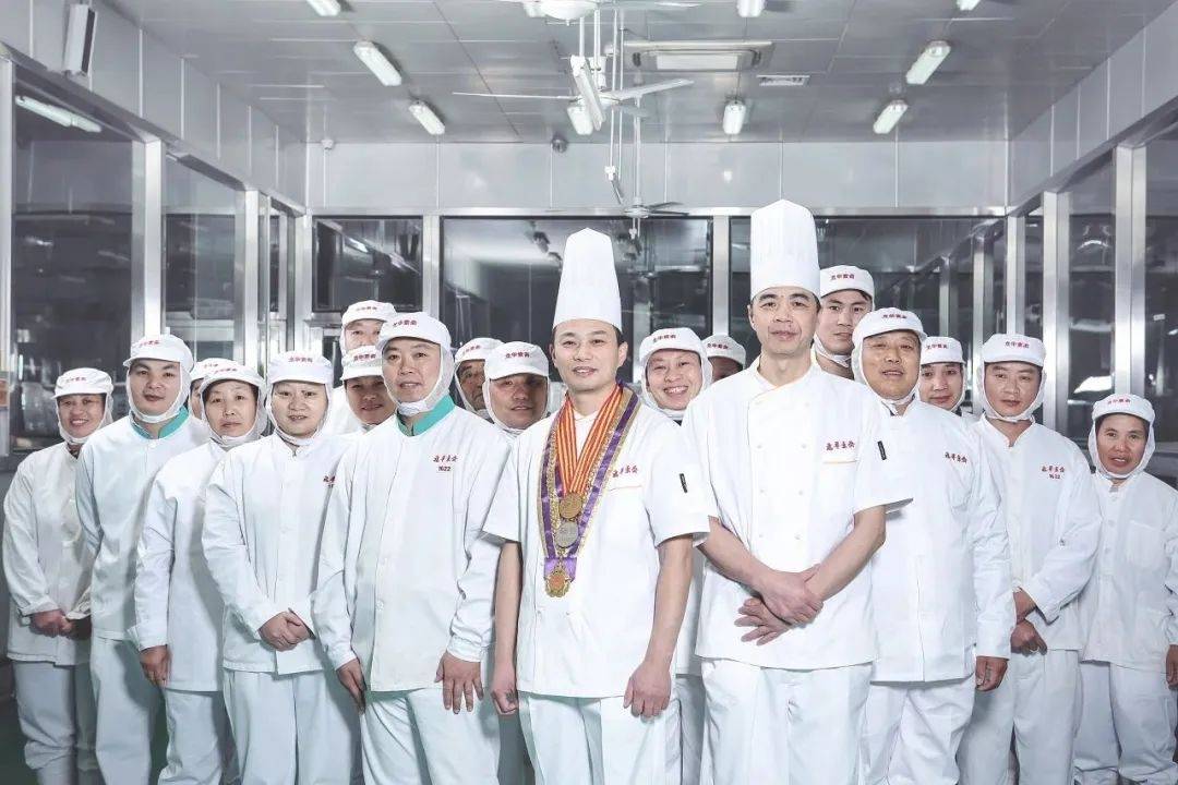 目前,工作室共有10位糕点师傅,都有8年以上纯手工糕点制作经验,均有