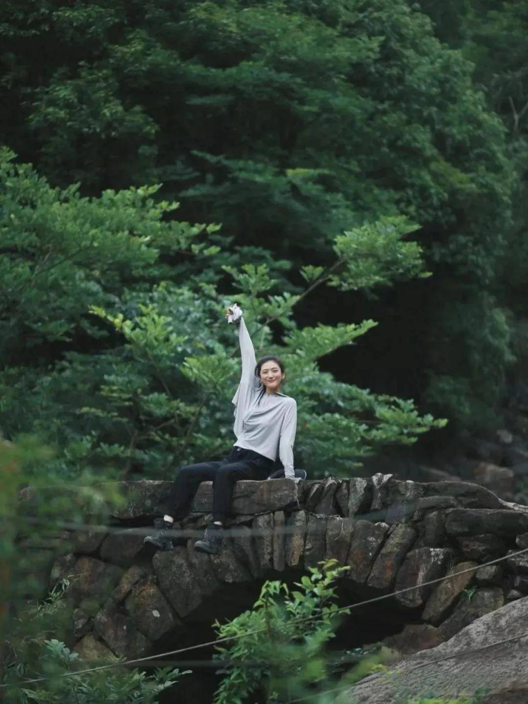 摘杨梅 徒步栲栳山 一路溪水杨梅相伴 徒步栲栳山 溪水瀑布 杨梅!