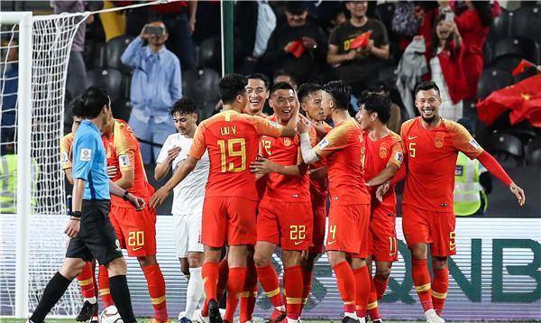 国足范志毅才是人生赢家,娶小17岁空姐妻子,英国籍女儿大胆开放_中国