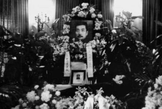 鲁迅去世后葬在万国公墓,仅留下一物还粘在了石膏像上,供人瞻仰_先生