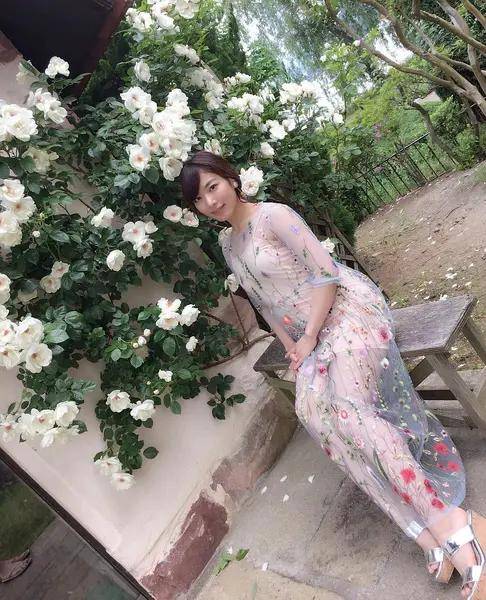 90后由爱可奈电影中开放豪放,而现实中也一样开朗.