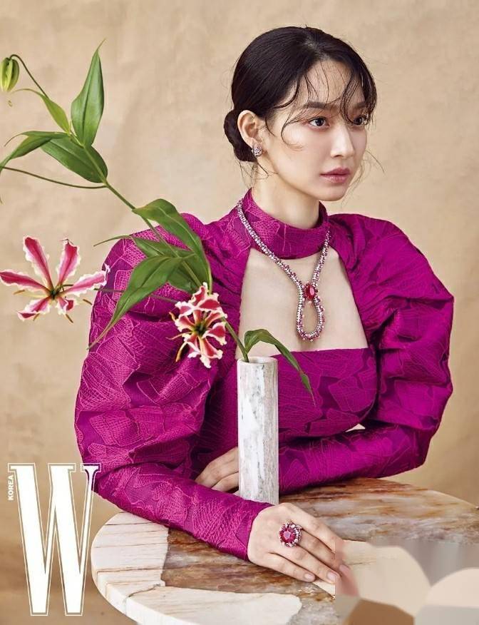 35岁申敏儿写真展现迷人风采,这谁顶得住!