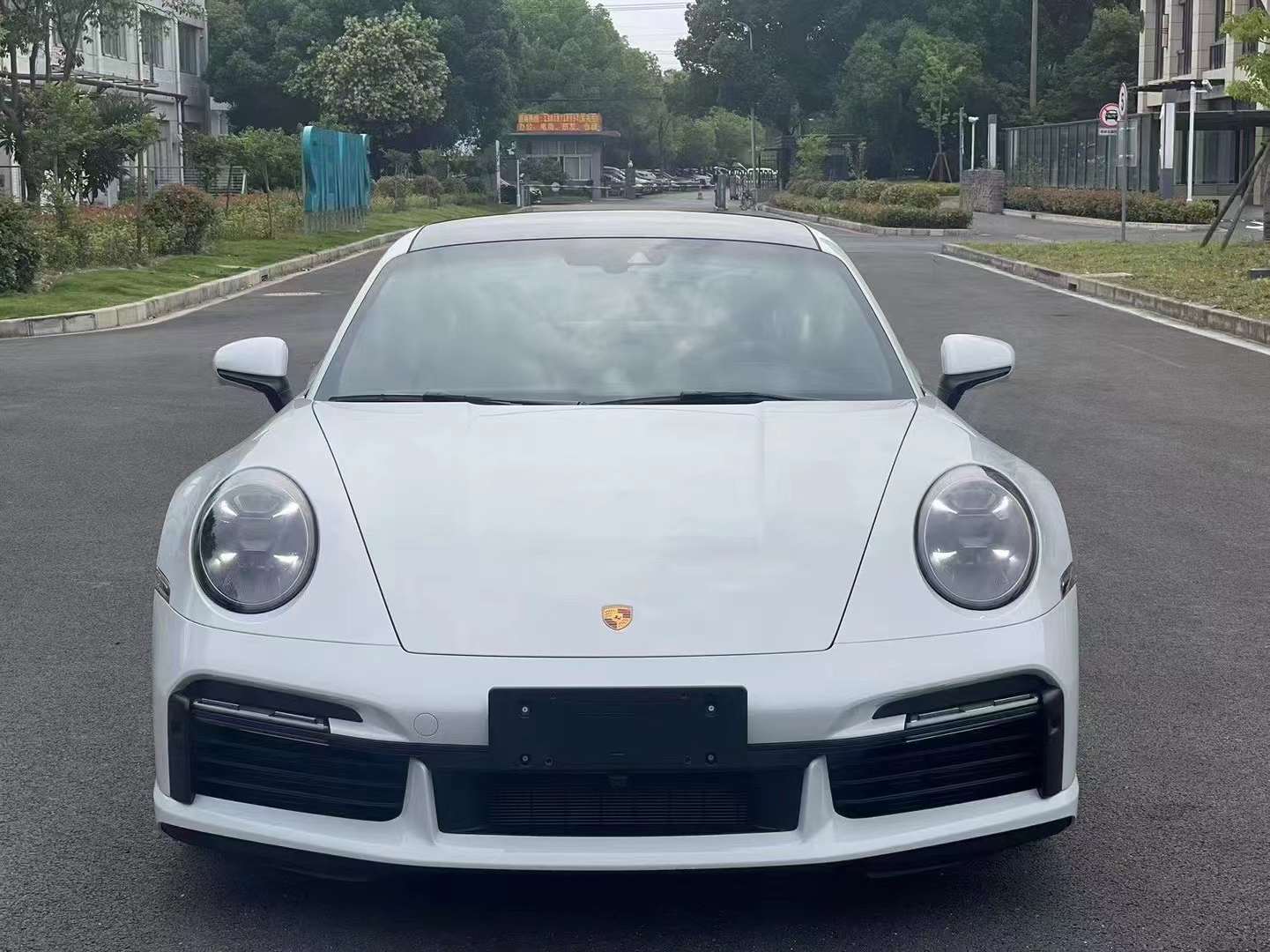 保时捷911 turbo s,24年准新,经典白黑配色