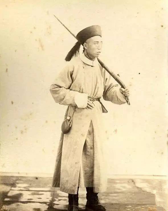 五岁时与父亲目睹,大盗康小八被捕,五十年后,仍难忘其英俊相貌