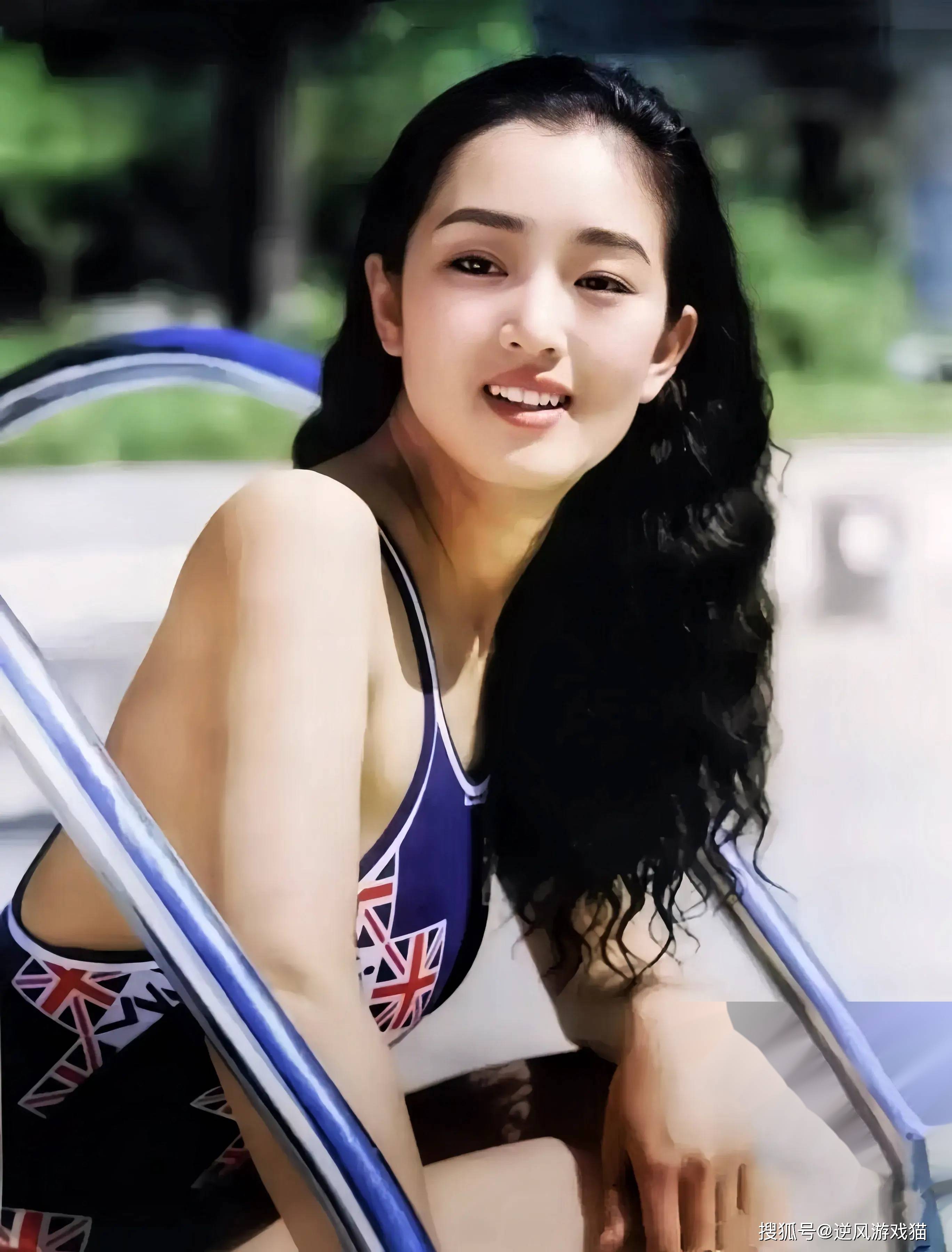 女星们泳衣争芳斗艳姜黎黎难得一见泳装照(泳装大全)_明星_照片_年代