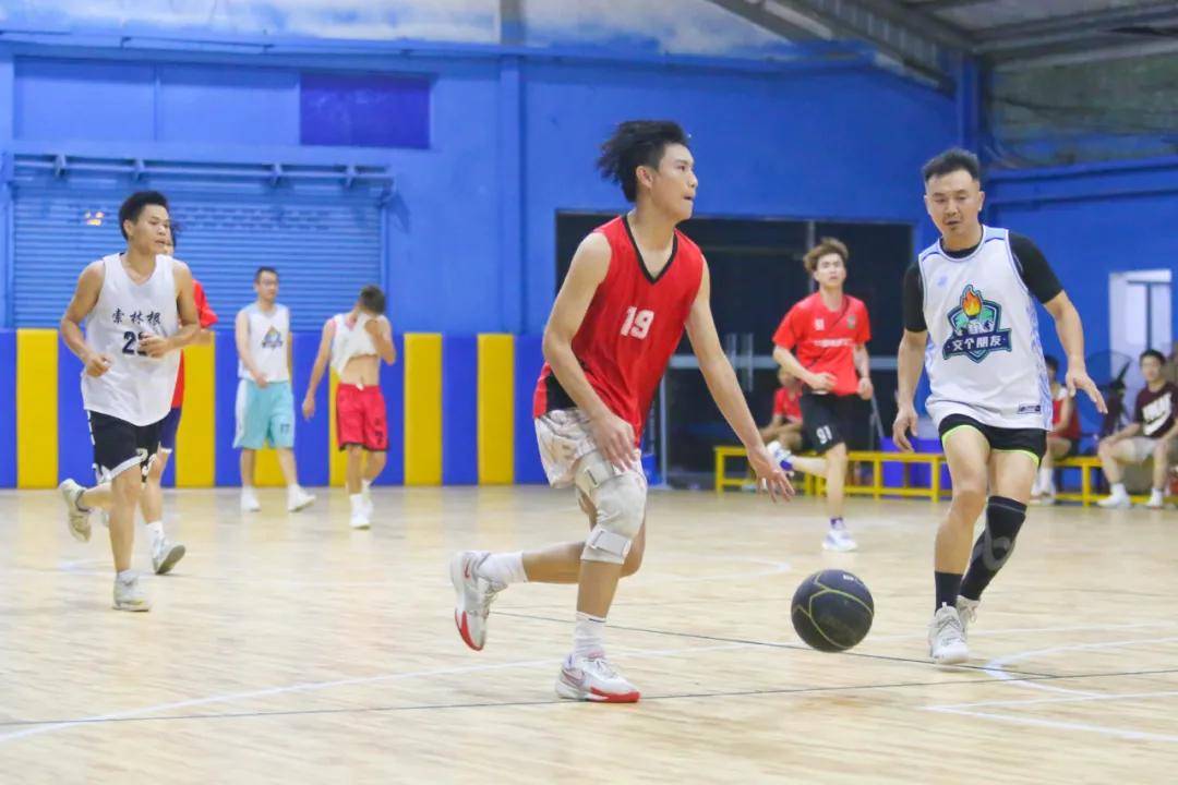 当足球队员遇上篮球队员来一场篮球友谊赛,现场会擦出怎样的火花?