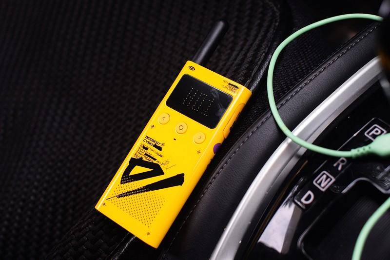 轻薄高颜值 无网通话 极蜂轻薄户外对讲机