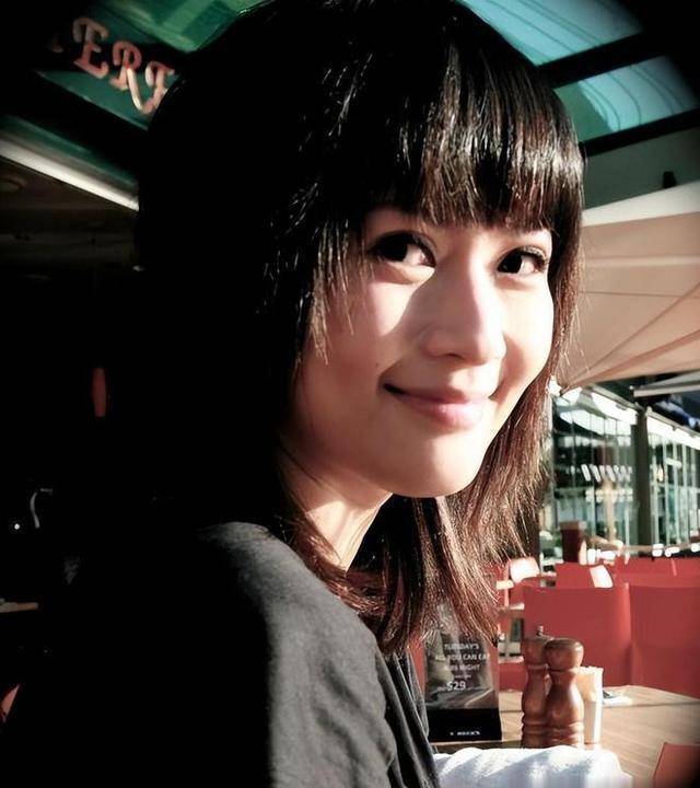 45岁的沈星晒照,看上去状态满分,网友:一直这么单身,挺可惜的